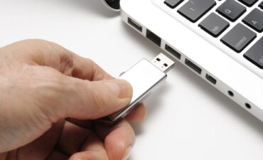 اتصال فلش یا کابل USB در جهت صحیح